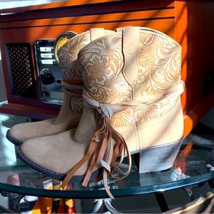 Dingo like new heeled boots